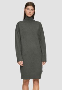 Robe col roulé grise en matériau doux, avec des épaules tombantes, des poignets côtelés et une coupe droite qui tombe au-dessus du genou.