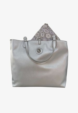 Borsa tote argentata con due manici e un panno a motivo parzialmente all'interno, con loghi circolari e disegni geometrici.