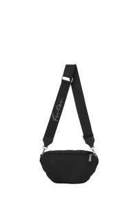 Bolso de hombro negro acolchado con forma curva, que cuenta con un cierre de cremallera, una correa ajustable bordada con el logotipo y acentos en metal plateado.