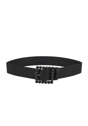Cinturón de cuero negro con hebilla cuadrada que presenta tachuelas negras. Textura suave, ajustable con un cierre de lengüeta.