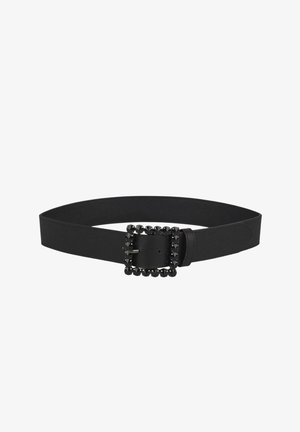 Cinturón de cuero negro con hebilla cuadrada que presenta tachuelas negras. Textura suave, ajustable con un cierre de lengüeta.