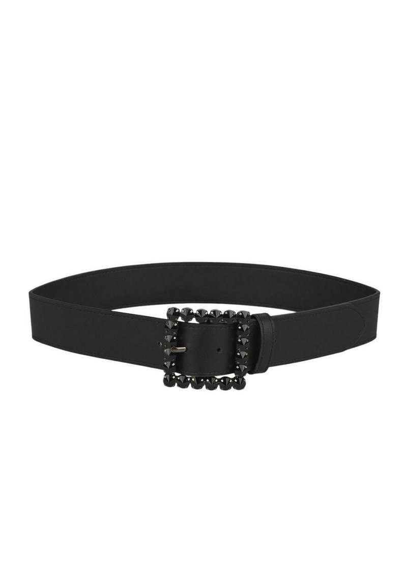 Cinturón de cuero negro con hebilla cuadrada que presenta tachuelas negras. Textura suave, ajustable con un cierre de lengüeta.