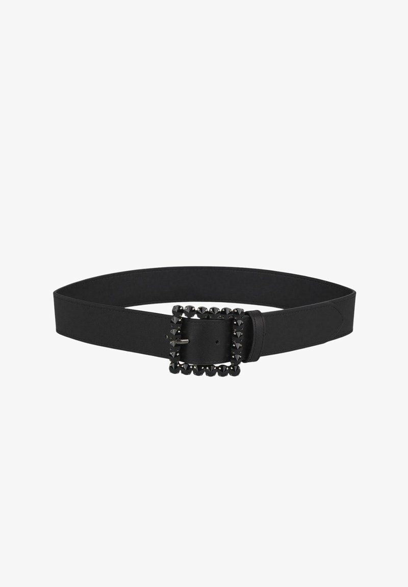 Cinturón de cuero negro con hebilla cuadrada que presenta tachuelas negras. Textura suave, ajustable con un cierre de lengüeta.