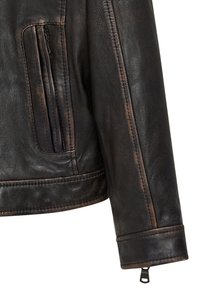 Zwarte leren jas met een ritssluiting zak, zichtbare stiksels en een licht vervaagde structuur op het lichaam en de mouwmanchetten.