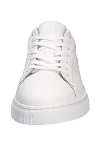 Basket en cuir blanc avec un bout rond, semelle en caoutchouc texturée, design à lacets et logo en relief sur la languette. Fini lisse sans motifs.