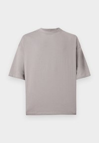 Απλό ανοιχτό γκρι φαρδύ πουκάμισο με κοντά μανίκια και στρογγυλή λαιμόκοψη, τοποθετημένο επίπεδα σε λευκό φόντο.