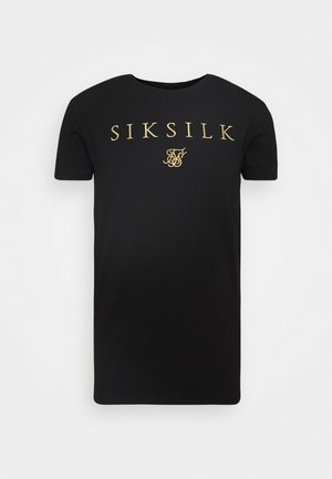 Czarny T-shirt z krótkim rękawem z złotym napisem "SIKSILK" i małym dekoracyjnym emblematem pod napisem na klatce piersiowej.