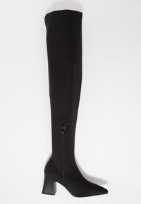 Botte noire au-dessus du genou en tissu stretch, avec un bout pointu et un talon bloc, équipée d'une fermeture éclair latérale pour un enfilage facile.
