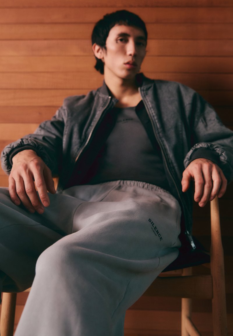 Han Kjøbenhavn REGULAR PANTS UNISEX - Spodnji deli trenirk - steel grey