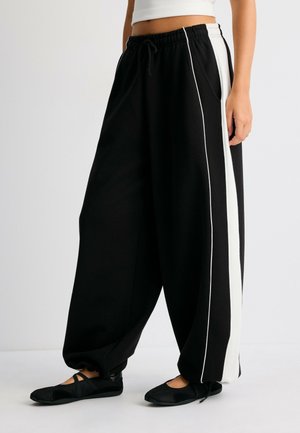 Stradivarius, PLUSH CONTRAST-SIDE BAND JOGGERS WITH TOGGLES - Pantalon de survêtement - black