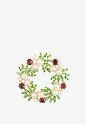 Broche en forme de couronne en or ornée de cristaux verts, de grappes de perles blanches et d'accents en pierres précieuses rouges sur fond blanc.