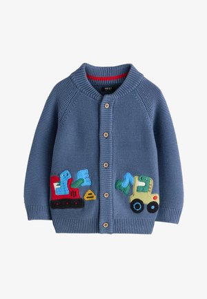 Blauer, gestrickter Kinderstrickjacke mit Holzknöpfen und bunten, auf den Vorderentaschen gestickten Baumaschinen.
