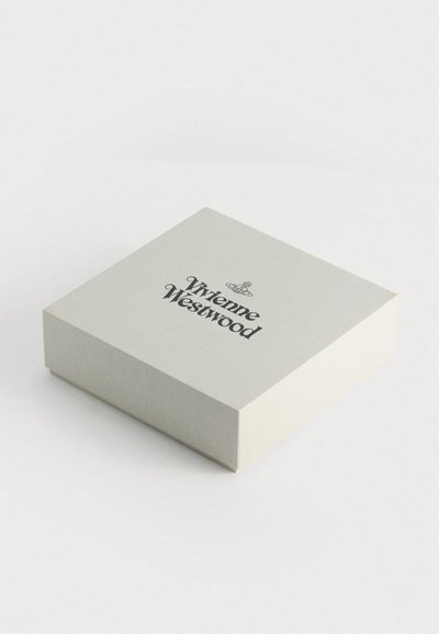 Caixa quadrada de cor creme com acabamento mate, apresentando o texto preto "Vivienne Westwood" e um pequeno logótipo de coroa na parte superior.