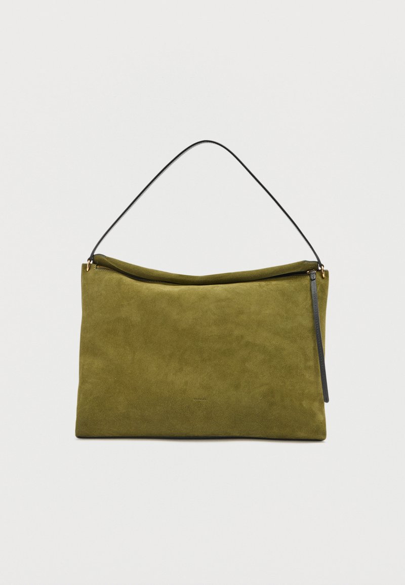 Ορθογώνια τσάντα ώμου από σουέτ σε ελιά πράσινο με μαύρο ιμάντα και κλείσιμο με φερμουάρ στην κορυφή, παρουσιάζεται σε απλό ανοιχτό φόντο.