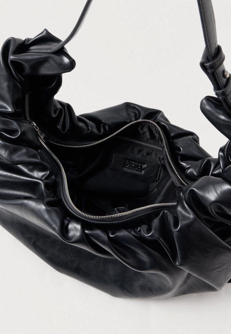 Schwarze Lederhandtasche mit einem gerafften Design. Verfügt über einen Reißverschluss und eine Innentasche mit Reißverschluss, die mit "Diesel" beschriftet ist. Weiche Textur und flexible Form.