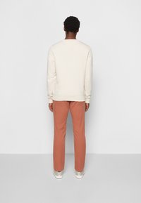 Tommy Hilfiger DENTON 1985 PIMA - Chinos - dark russet