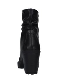 Stivali alla caviglia in pelle nera con design arricciato, tacco impilato e chiusura con zip laterale, caratterizzati da una suola in gomma testurizzata.