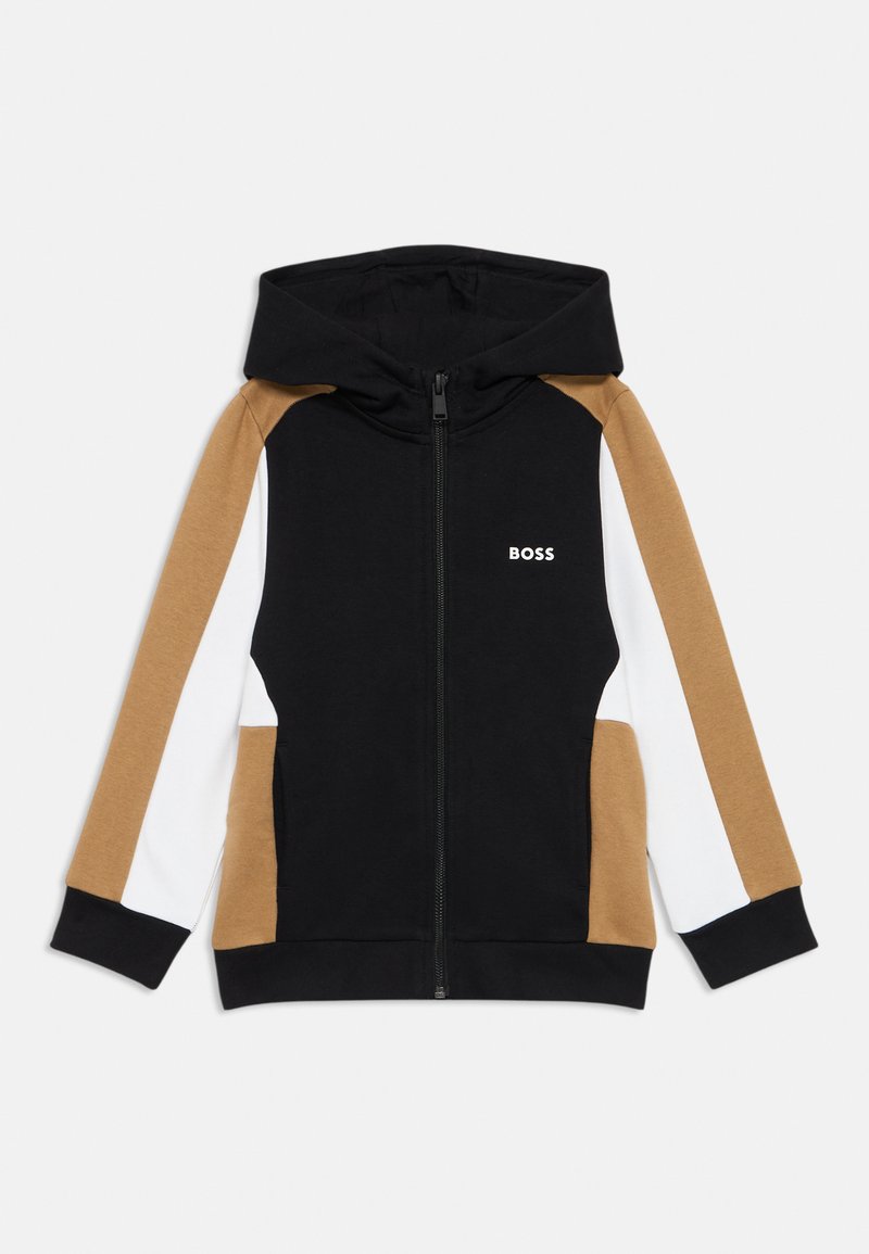 Sweatshirt com capuz e fecho na frente. As cores principais são preto, castanho e branco, com painéis contrastantes e um pequeno logótipo.