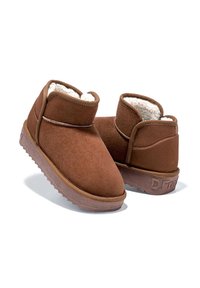 Botas de cuero marrón hasta el tobillo, hechas de suave ante. Presentan un interior forrado de pluma, suela de goma y detalles cosidos a lo largo de los bordes.
