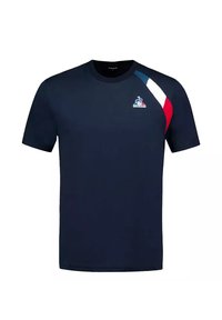 T-shirt a maniche corte blu navy con colletto rotondo, con accenti rossi, bianchi e blu sulle spalle e un logo sul petto.