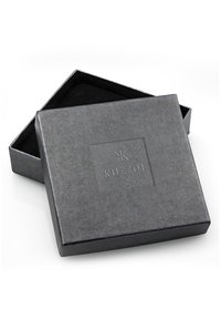 Melna dāvanu kastīte ar teksturētu ārpusi, uz vāka iespiests reljefs ar logo "KUZZOI", un mīksts melns iekšējais oderējums.