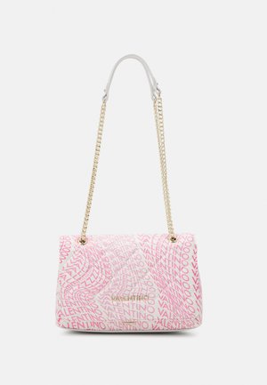Sac en cuir rose avec une bandoulière en chaîne dorée. Présente un motif répétitif "Valentino" et une finition lisse. Fermeture en haut.