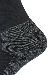 Calzino nero con una sezione della punta e del tallone grigia e testurizzata, e una parte superiore liscia. Il design lavorato a maglia dimostra durevolezza e comfort.