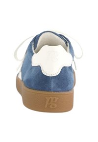 Blå mockaskor med vita detaljer, med en rund tå, platta skosnören och en strukturerad gumminosole med präglad logotyp på hälen.