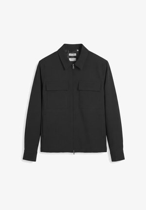 Crna jakna s dugim rukavima i patentnim zatvaračem, ovratnikom i dva prednja džepa s preklopom, prikazana ravno na bijeloj pozadini.