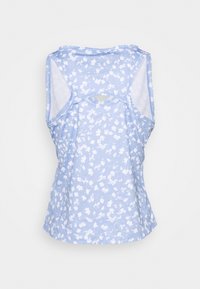 Jasnoniebieski bezrękawnik z kwiatowym wzorem, prążkowaną fakturą i siateczkowymi wcięciami z tyłu dla lepszej wentylacji.