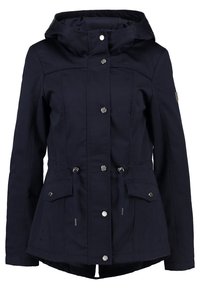 Granatowa kurtka z kapturem, z metalowymi akcentami w kolorze srebrnym, z regulowanym paskiem w talii i dwoma przednimi kieszeniami. Gładka faktura materiału z dopasowanym krojem.