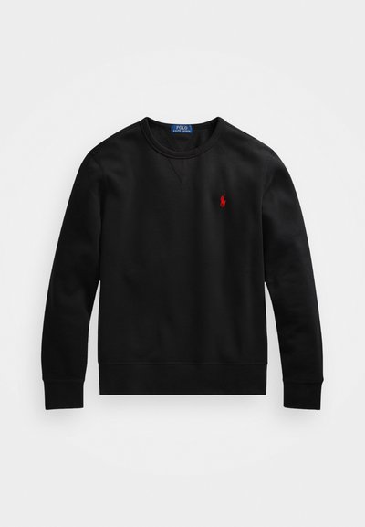 Crna dukserica s dugim rukavima i okruglim izrezom s crvenim izvezenim logotipom Polo Ralph Lauren na prsima, postavljena ravno na bijeloj pozadini.