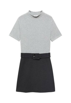 Siva majica kratkih rukava u kombinaciji s crnom suknjom s remenom, koja tvori haljinu s ovratnikom koji imitira vrat i prednjim remenom s kopčom.