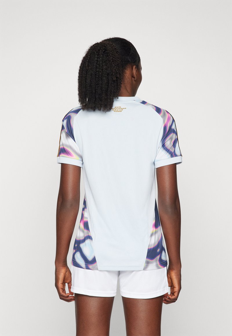 Hellblaues Sportshirt mit gemusterten kurzen Ärmeln in lila, pink und schwarz. Verfügt über einen runden Ausschnitt und feuchtigkeitsableitenden Stoff.
