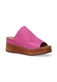 Roze leren open teen slide sandaal met een tapse vorm, voorzien van een gestructureerde houten wig zool met horizontale groeven.