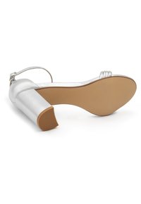 Sandal con tacco alto in argento con tacco a blocco, design superiore plissettato e suola in gomma marrone. Presenta una cinghia alla caviglia con una fibbia metallica.