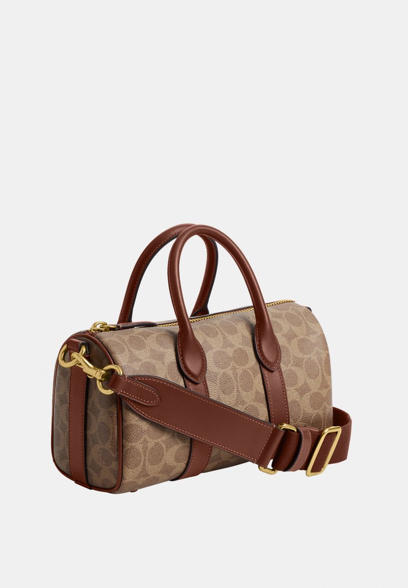 Bolso pequeño de color beige y marrón con estampado, con dos asas superiores, correa ajustable para el hombro en marrón, y herrajes de tono dorado sobre un fondo blanco.