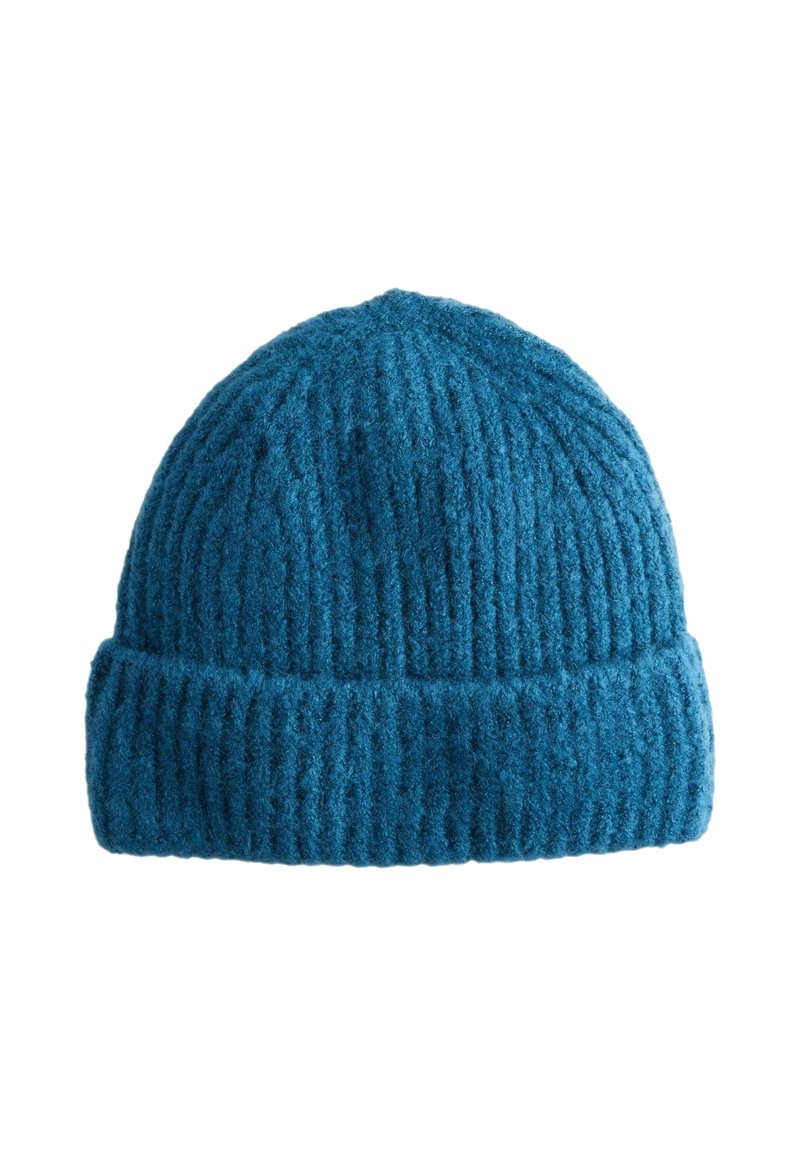 Bonnet en laine bleue tricotée avec une texture côtelée, dotée d'un revers et d'un sommet arrondi. Pas d'autres embellissements ou motifs.