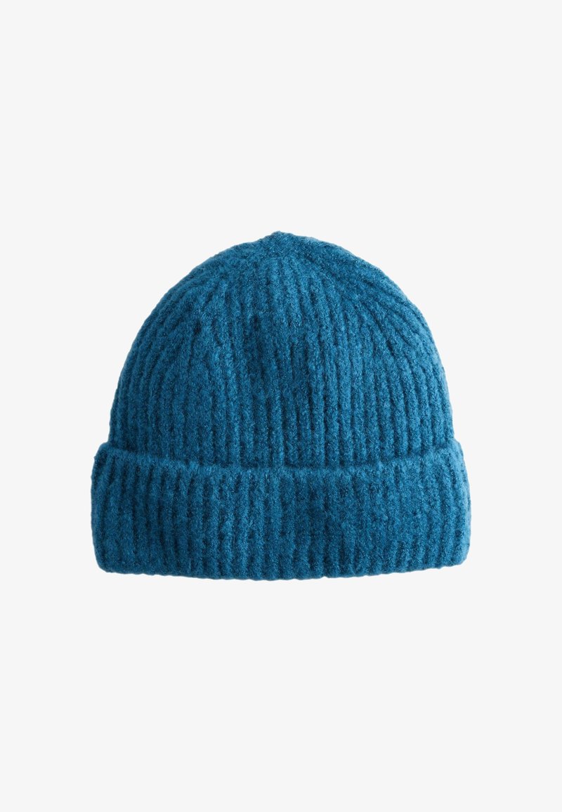 Blaue gestrickte Wollmütze mit umgeschlagenem Rand, vor einem einfarbigen weißen Hintergrund präsentiert.
