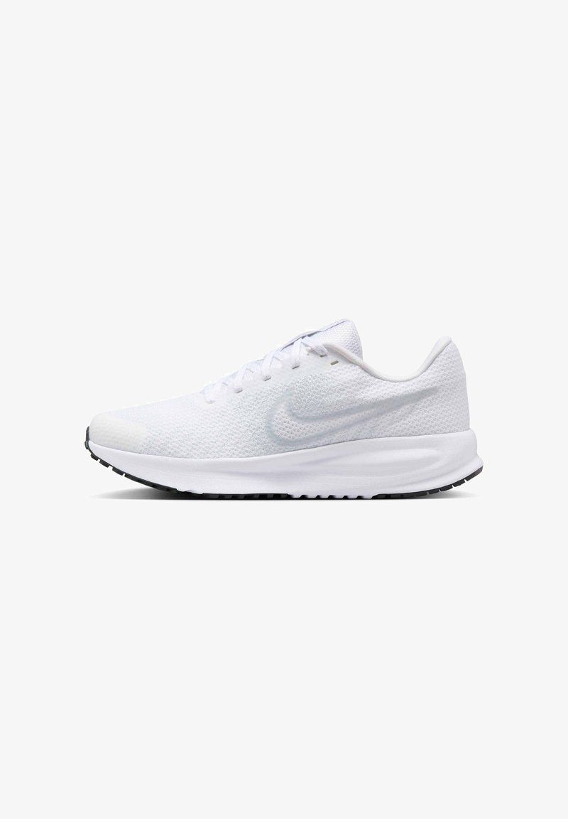 Zapatilla deportiva blanca con una parte superior de malla texturizada, diseño de cordones, cuello acolchado y una suela de goma negra; presenta un logo sutil en el costado.