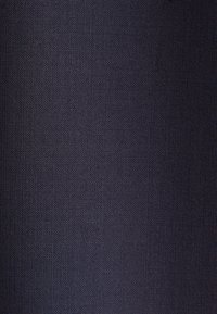 Donkergrijs geweven stof textuur met kleine, gelijkmatig verspreide draden die een strak, consistent patroon vormen.