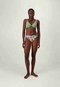 Zöld bikini felső állítható pántokkal, virágmintás bikini alsóval, több színben. Simaságot árasztó anyag.