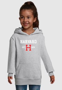 Maglione grigio con cappuccio che presenta la scritta "HARVARD EST. 1636" in testo bianco e rosso. Include una tasca frontale e polsini a coste. Tessuto morbido.