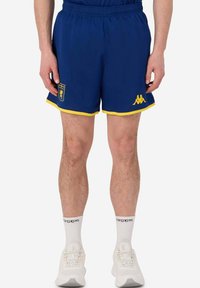 Pantaloni sportivi blu con bordini gialli e logo Kappa. Realizzati in tessuto leggero, con vita elastica e taglio corto.