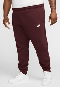Nike Sportswear CLUB JGGR - Pantalones deportivos - burgundy crush burgundy crush white