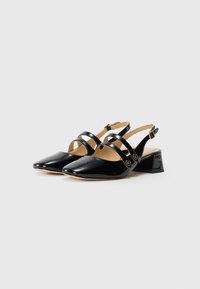 Juodos patentinės odos slingback batai su smailiu pirštu, su dviem kryžminiais dirželiais ir kvadratiniu bloku kulnu. Matomi auksiniai detalių akcentai.