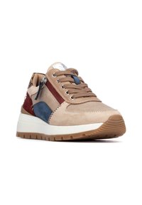 Zapatilla de ante beige con acentos en rojo, azul y marrón. Presenta un diseño con cordones, cremallera lateral, suela de goma texturizada y detalles de costura.