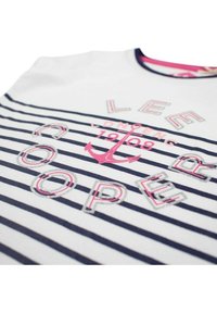 Chemise rayée blanc et marine avec une ancre rose et le texte "Lee Cooper London 1908" sur le devant, col bordé de marine.