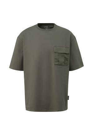 Olive roheline lühikeste varrukatega t-särk ruudu kujulise rinnataskuga, ümar kaelus ja tikkimisdetailid; valmistatud pehmest ja siledast kangast.