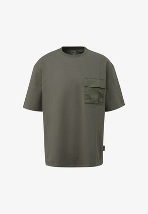 Olive roheline lühikeste varrukatega t-särk ruudu kujulise rinnataskuga, ümar kaelus ja tikkimisdetailid; valmistatud pehmest ja siledast kangast.